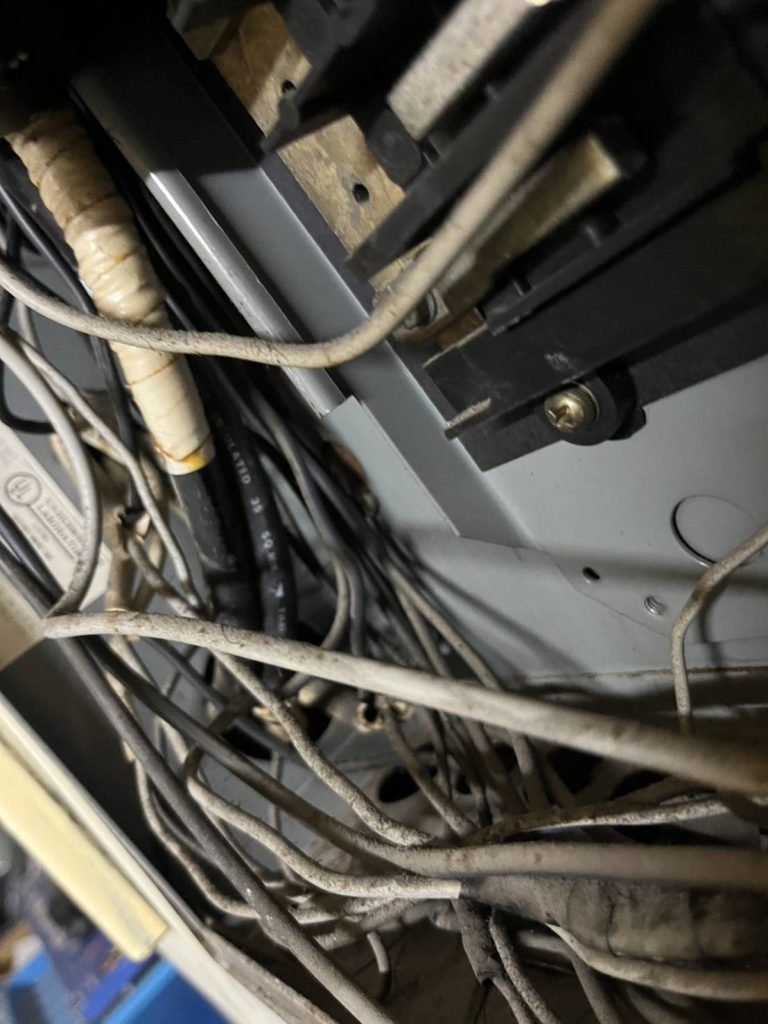 สายไฟยุ่งเหยิงในตู้โหลดเซ็นเตอร์