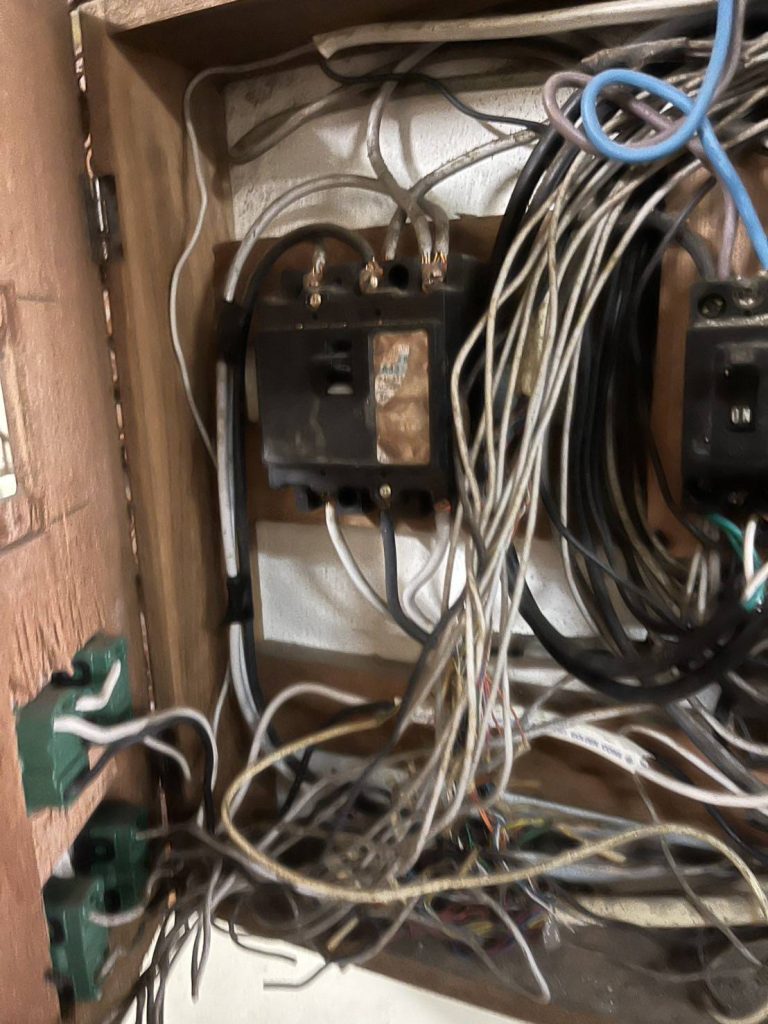 สายไฟที่ไม่ได้จัดให้เป็นระเบียบในตู้โหลด