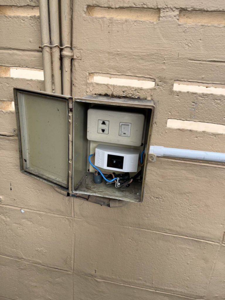 ปลั๊กไฟในกล่องกันน้ำ