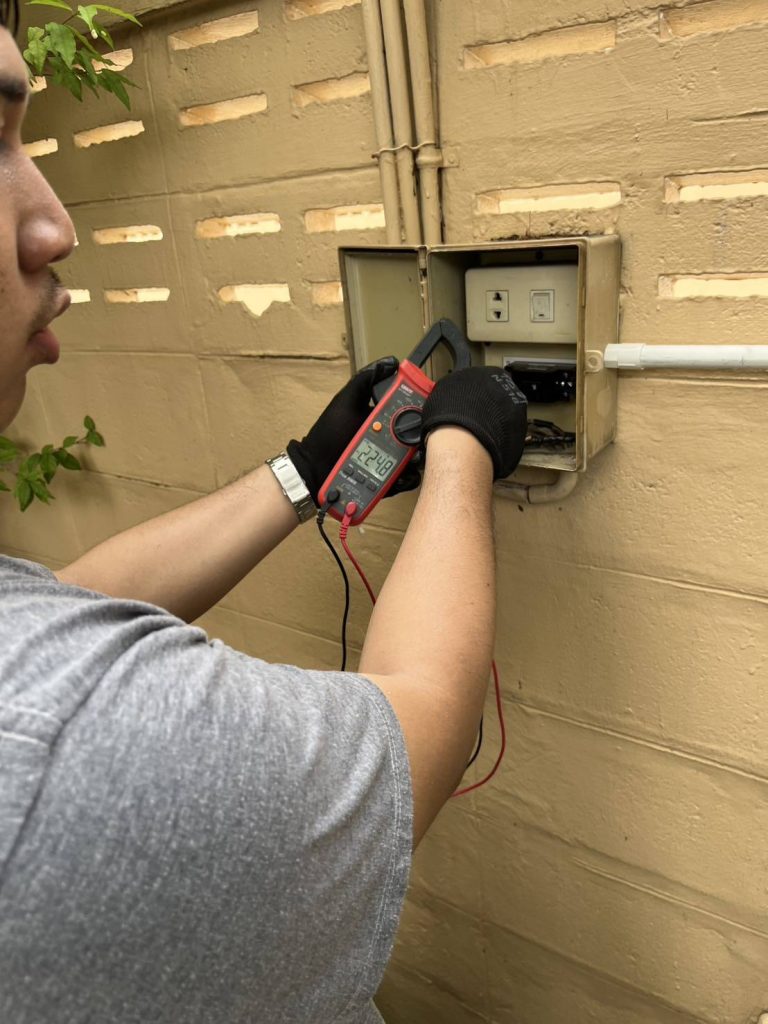 งัดไฟปลั๊กไฟ