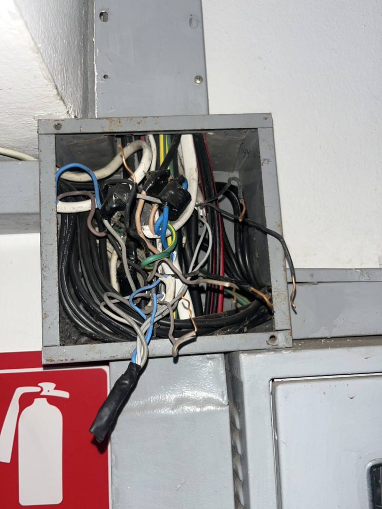 กล่องพักสายไฟ