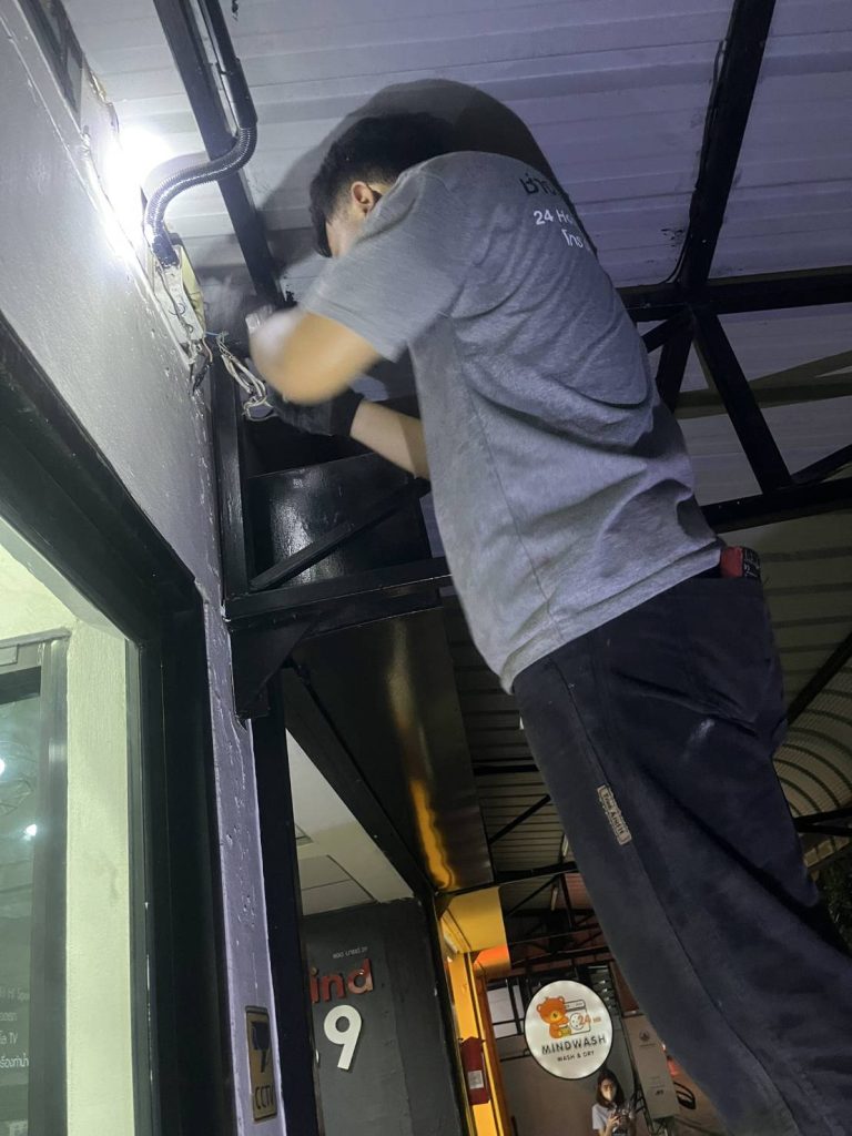 ช่างตรวจเช็กระบบไฟฟ้า