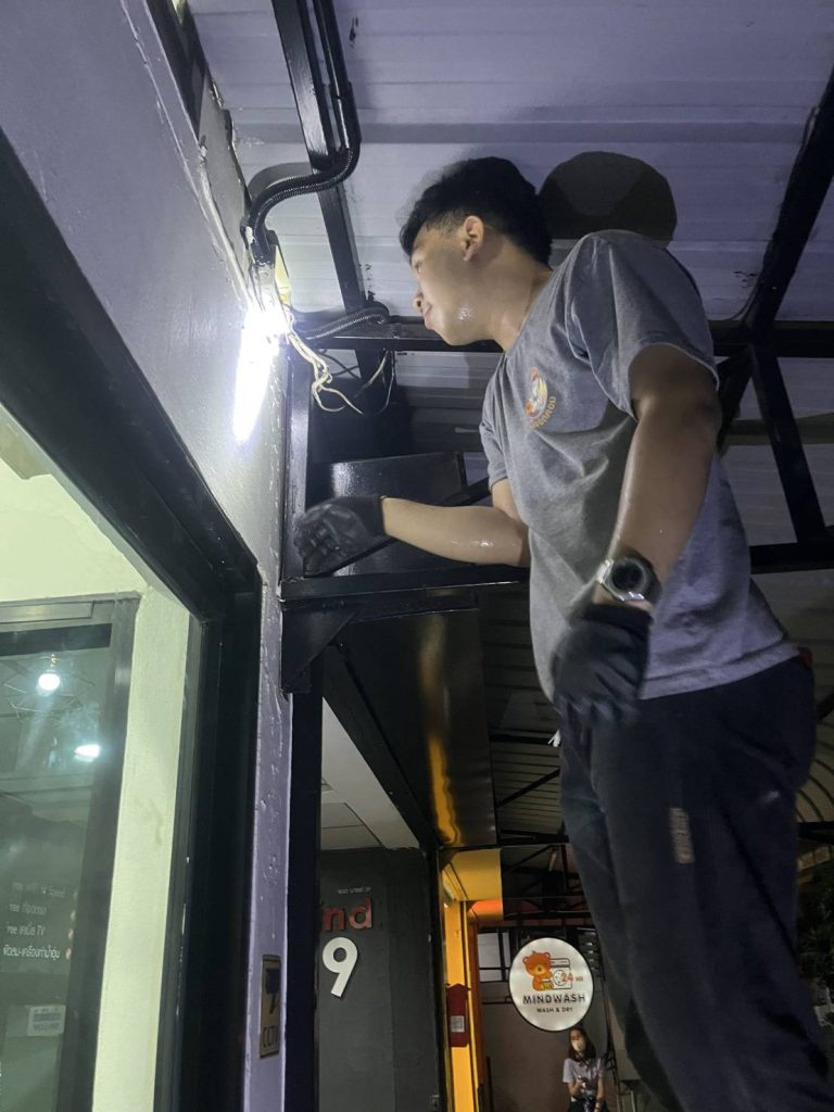 ช่างตรวจเช็กระบบไฟฟ้า