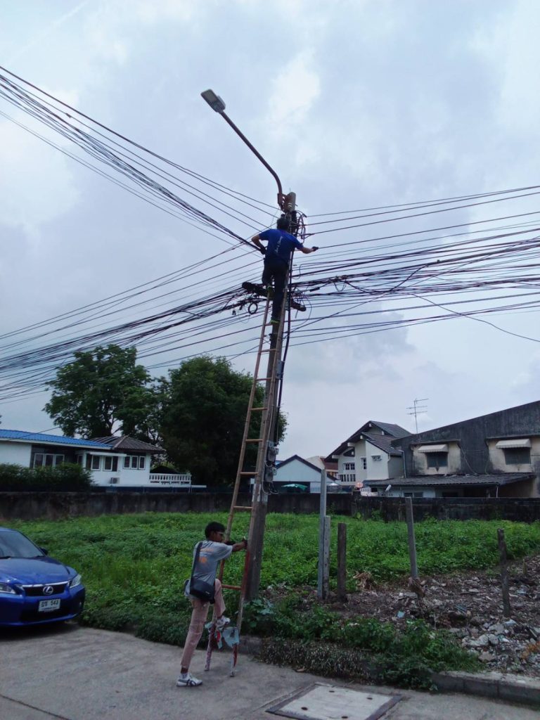 ปีนเสาดึงสายเมน