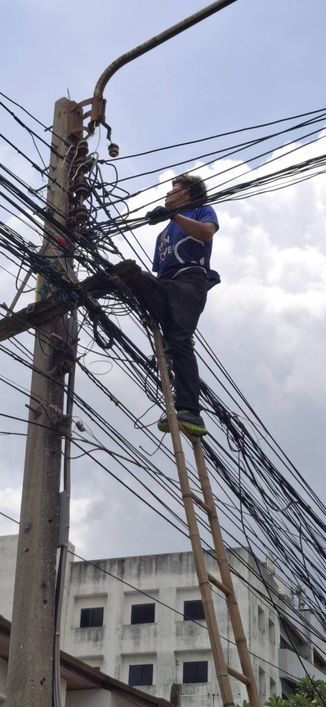 ปีนเสาดึงสายเมน