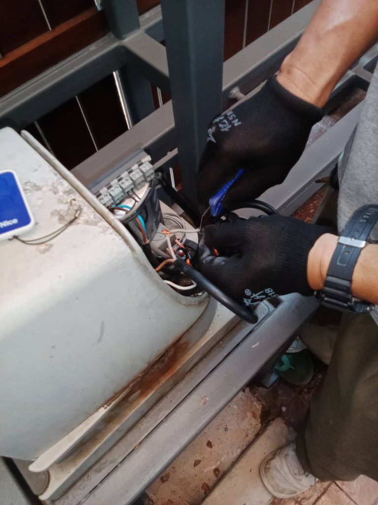 ซ่อมมอเตอร์ประตูรีโมท