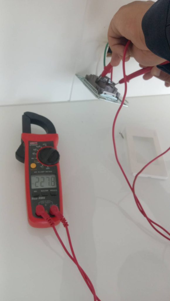 ช่างไฟฟ้าตรวจเช็กปลั๊กไฟ