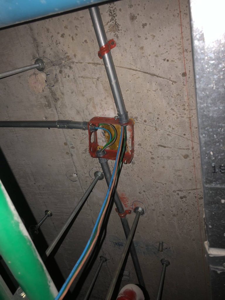 กล่องพักสายบนฝ้า