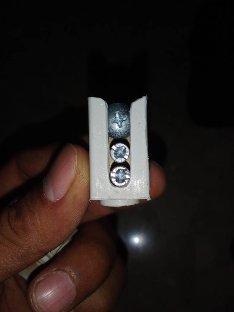 ปลั๊กขั้วต่อสายไฟแบบขันสกรู