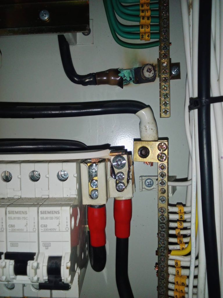 จุดต่อสายมีรอยไหม้