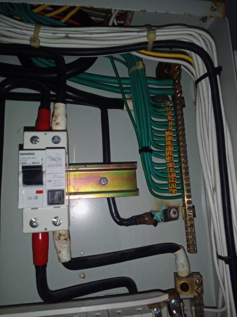 จุดต่อสายไฟมีรอยไหม้