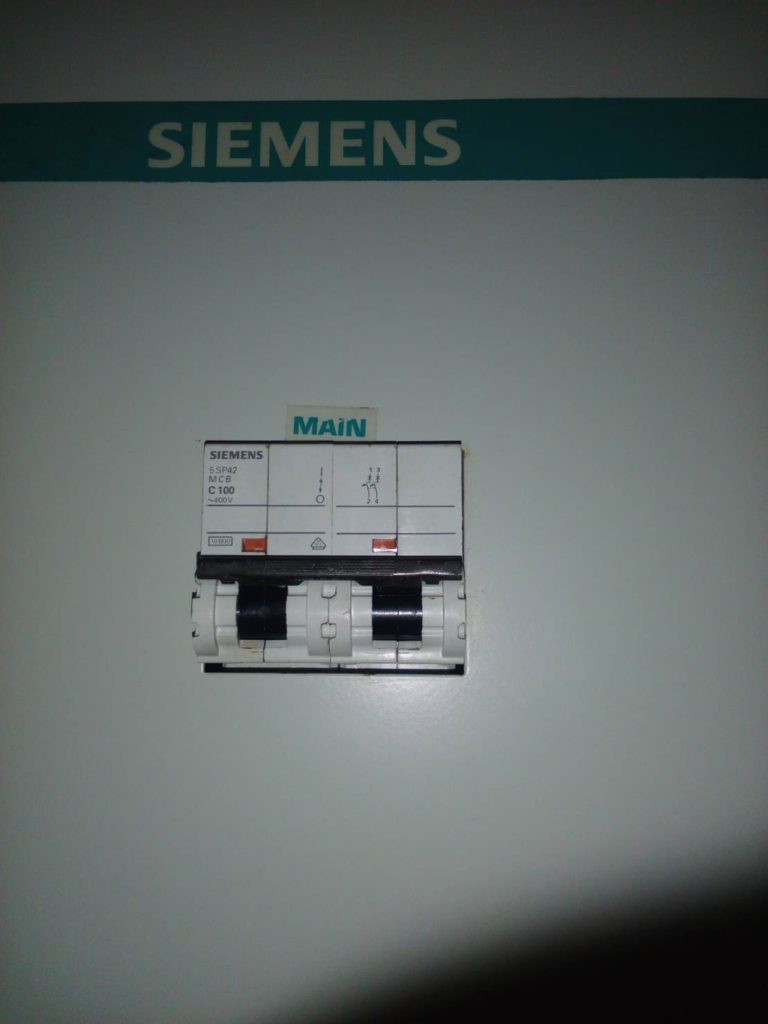 เมนเบรกเกอร์