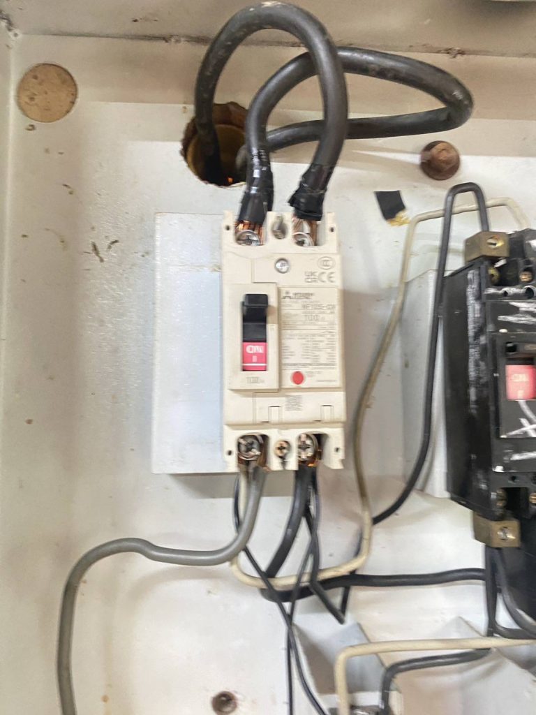 เมนเบรกเกอร์