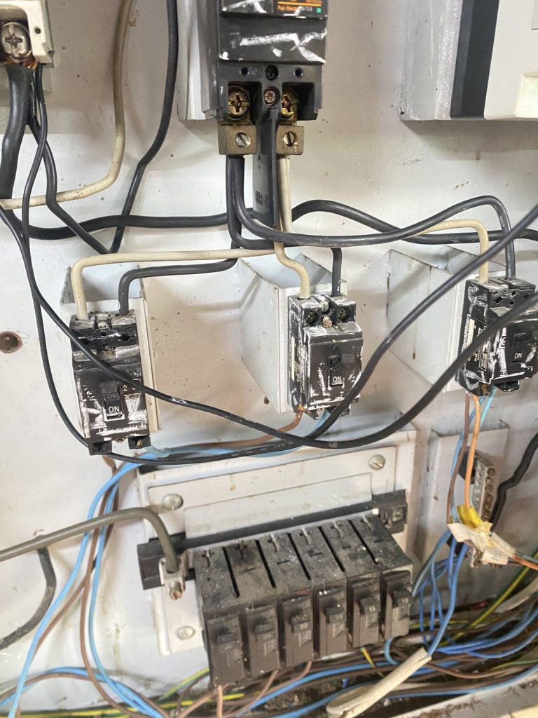 เบรกเกอร์