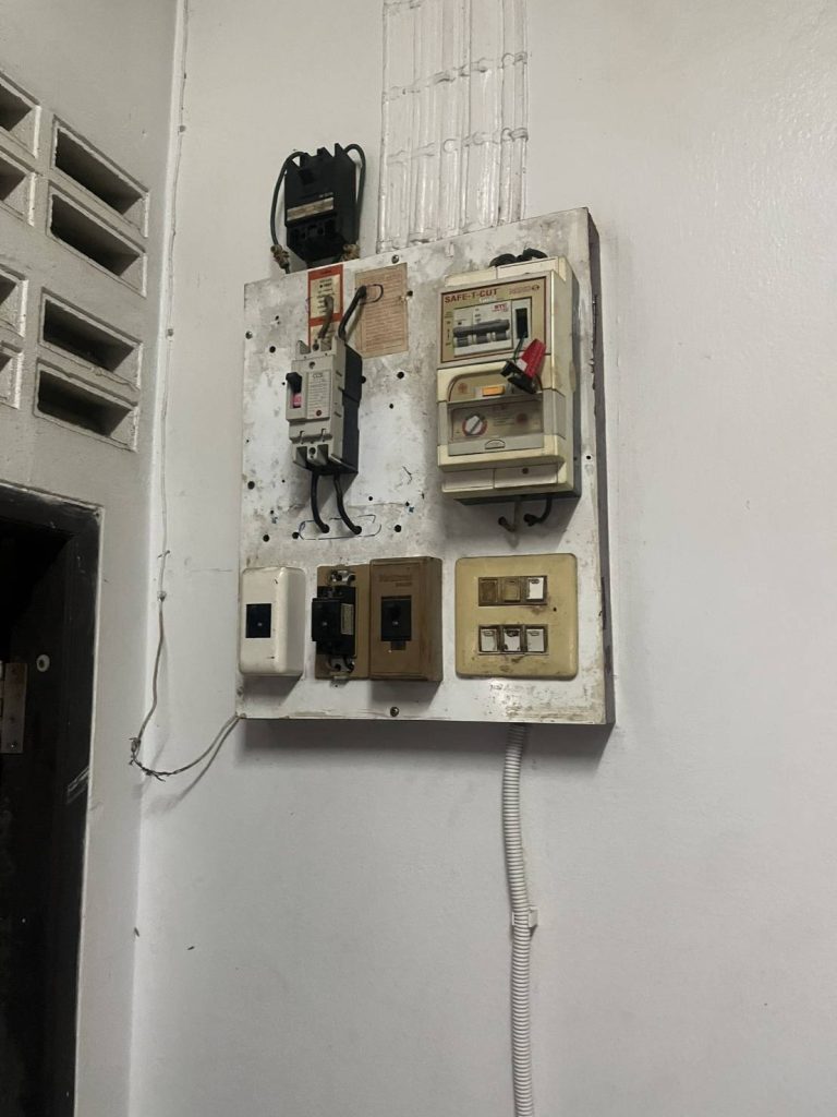 แผงควบคุมไฟฟ้า