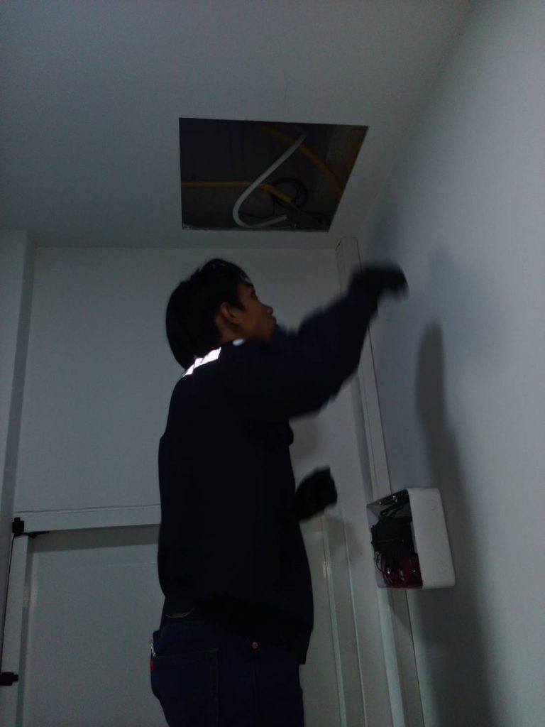 เปิดฝ้าเดินสายไฟ