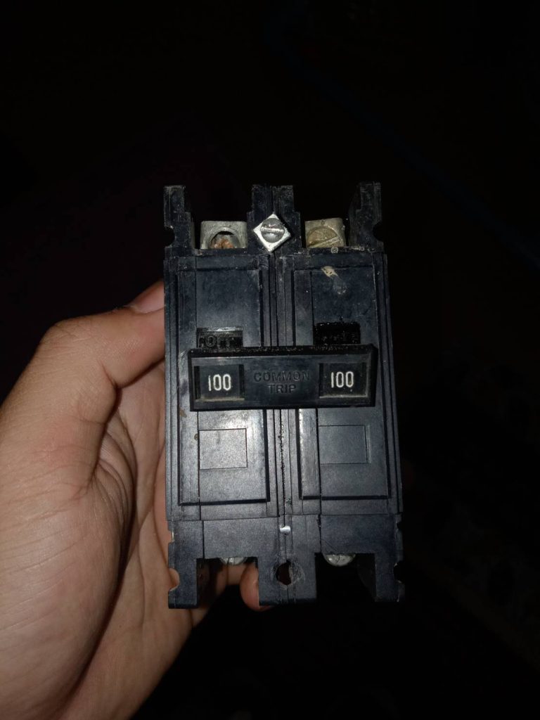 เมนเบรกเกอร์