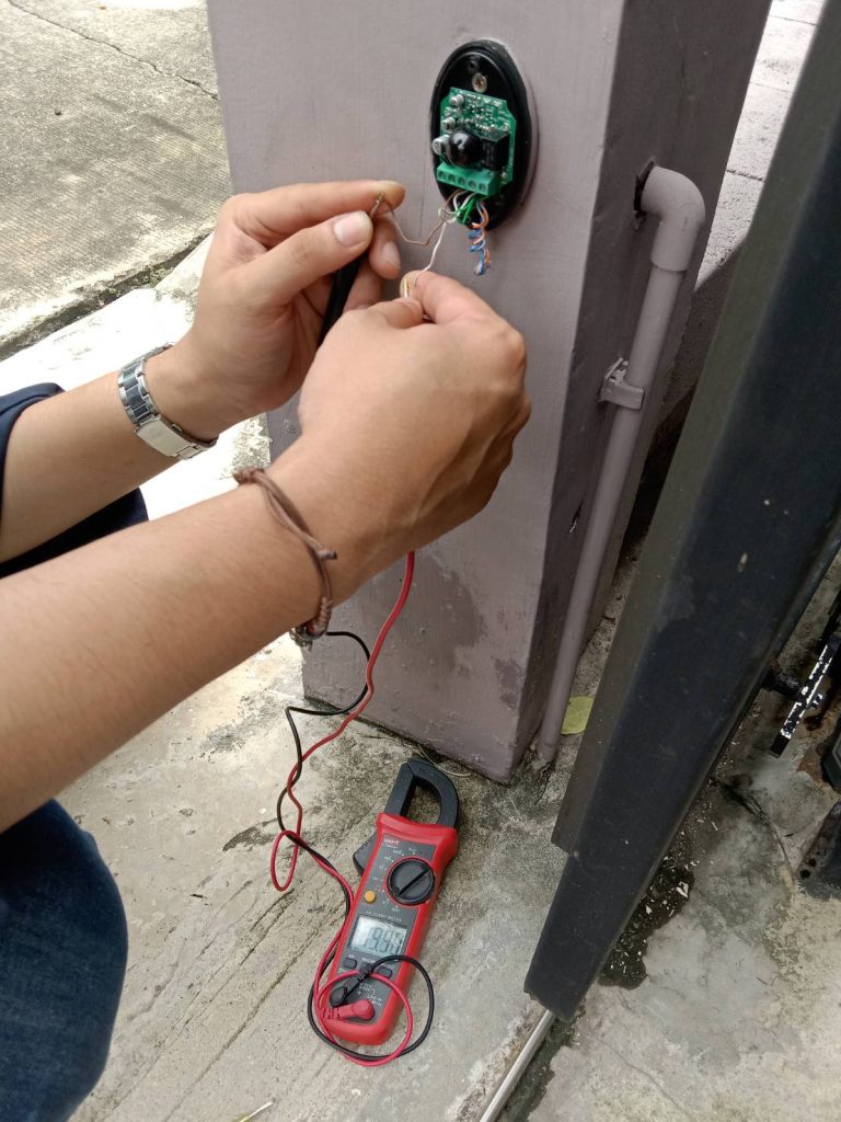 ช่างไฟฟ้าตรวจเช็กเซ็นเซอร์กันหนีบ