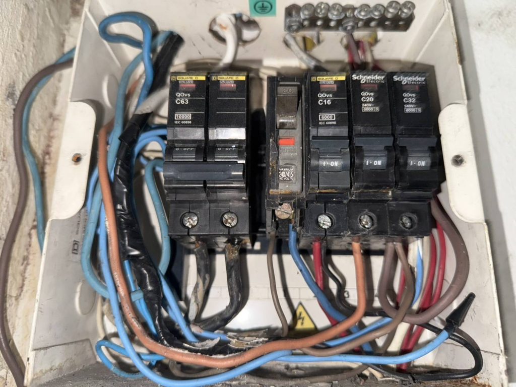 เบรกเกอร์