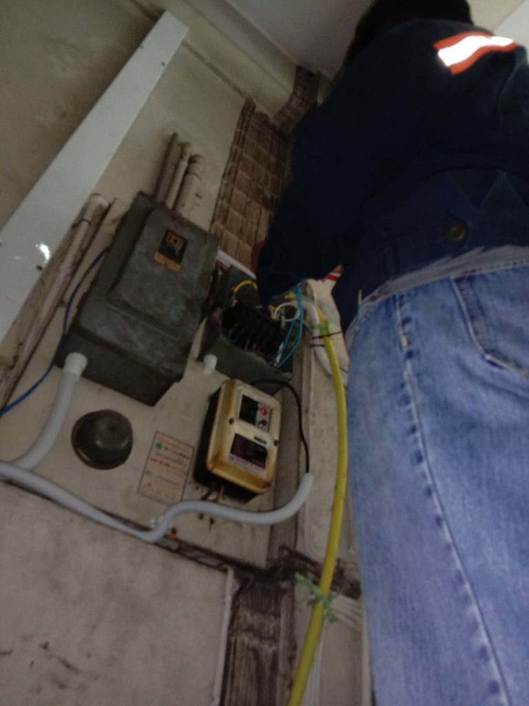 ช่างไฟฟ้าซ่อมไฟตู้คอนซูมเมอร์