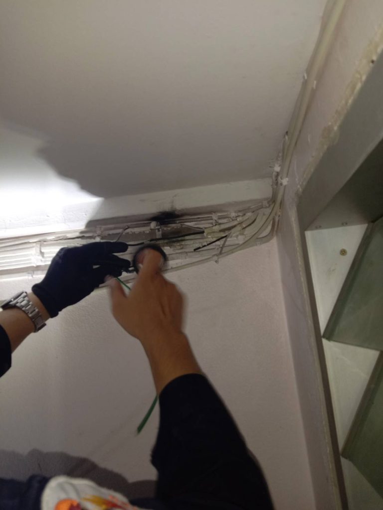 สายไฟมีรอยไหม้จากการช็อต