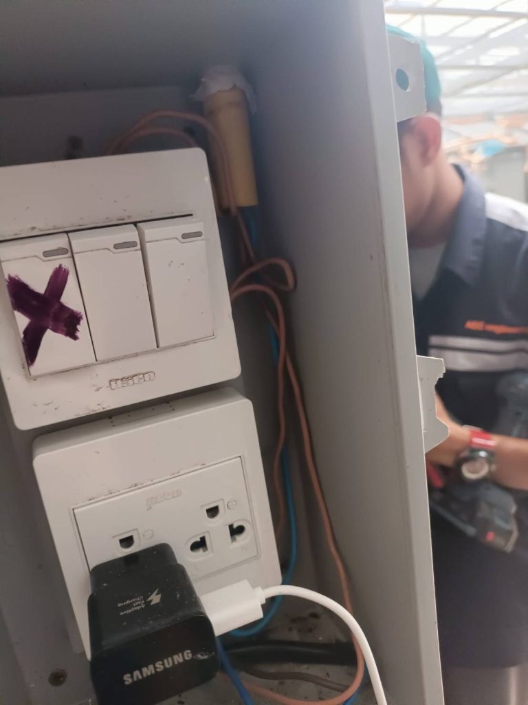 ปลั๊กและสวิตช์ในกล่องกันน้ำ