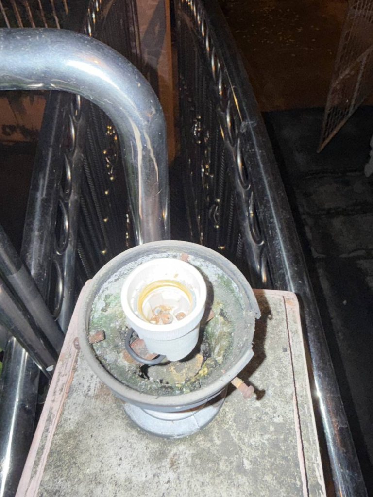 โคมไฟหัวเสาที่มีคราบตะกรัน