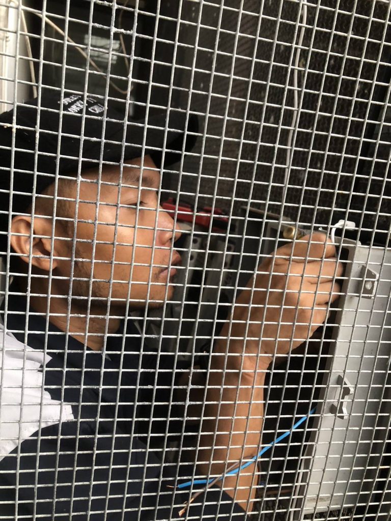 ช่างทำการซ่อมปลั๊กไฟ