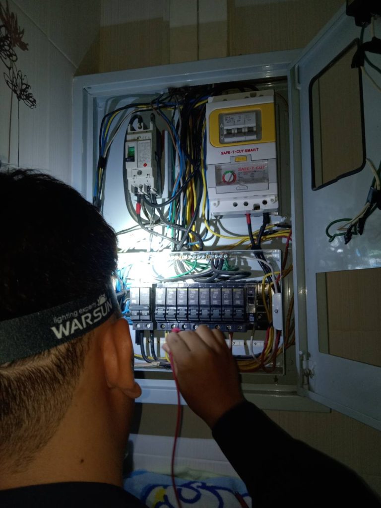 ช่างไฟฟ้าเข้าตรวจเช็กตู้ไฟ