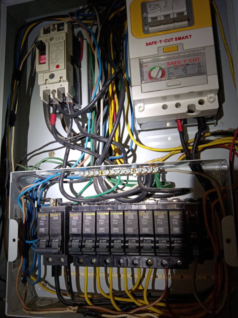 ช่างไฟเข้าตรวจเช็กตู้ไฟ