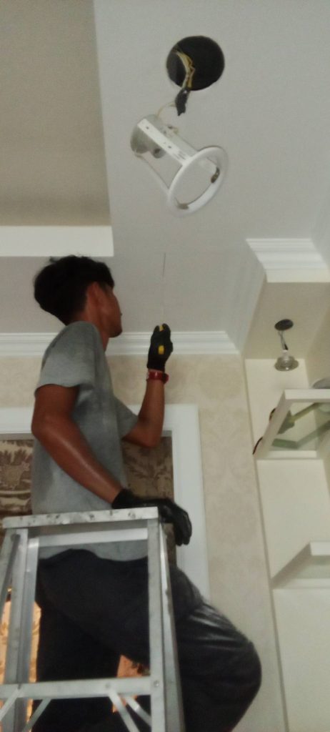 เตรียมเจาะฝ้าเช็กสายไฟ