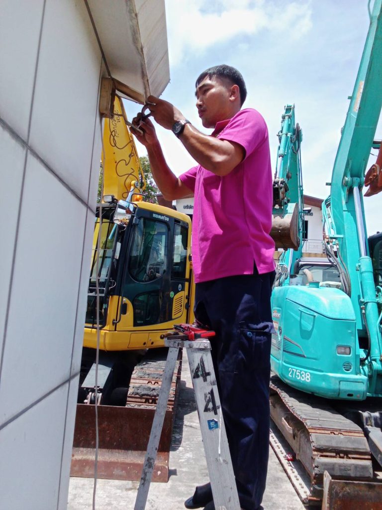 ตรวจเช็กสายไฟในกล่องพักสายไฟ