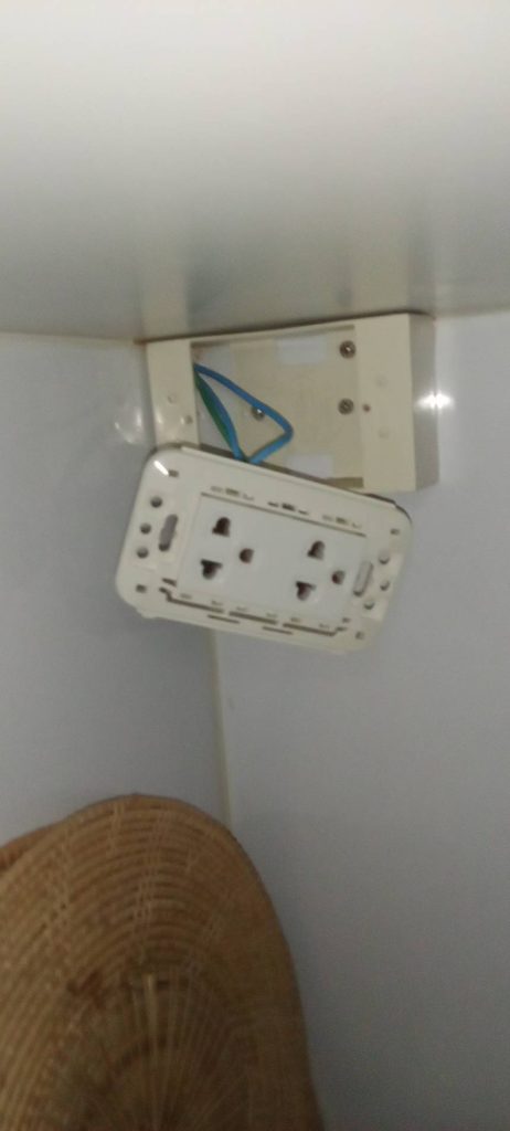 เช็กสายไฟในปลั๊ก