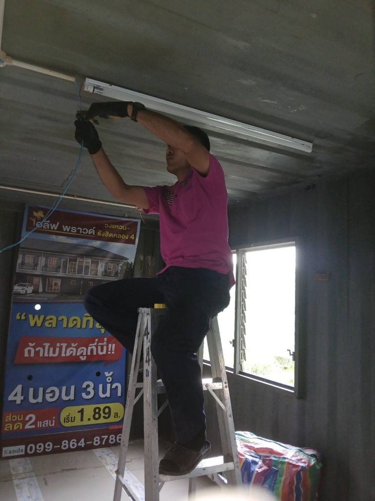 ติดตั้งหลอดไฟฟลูออเรสเซนต์