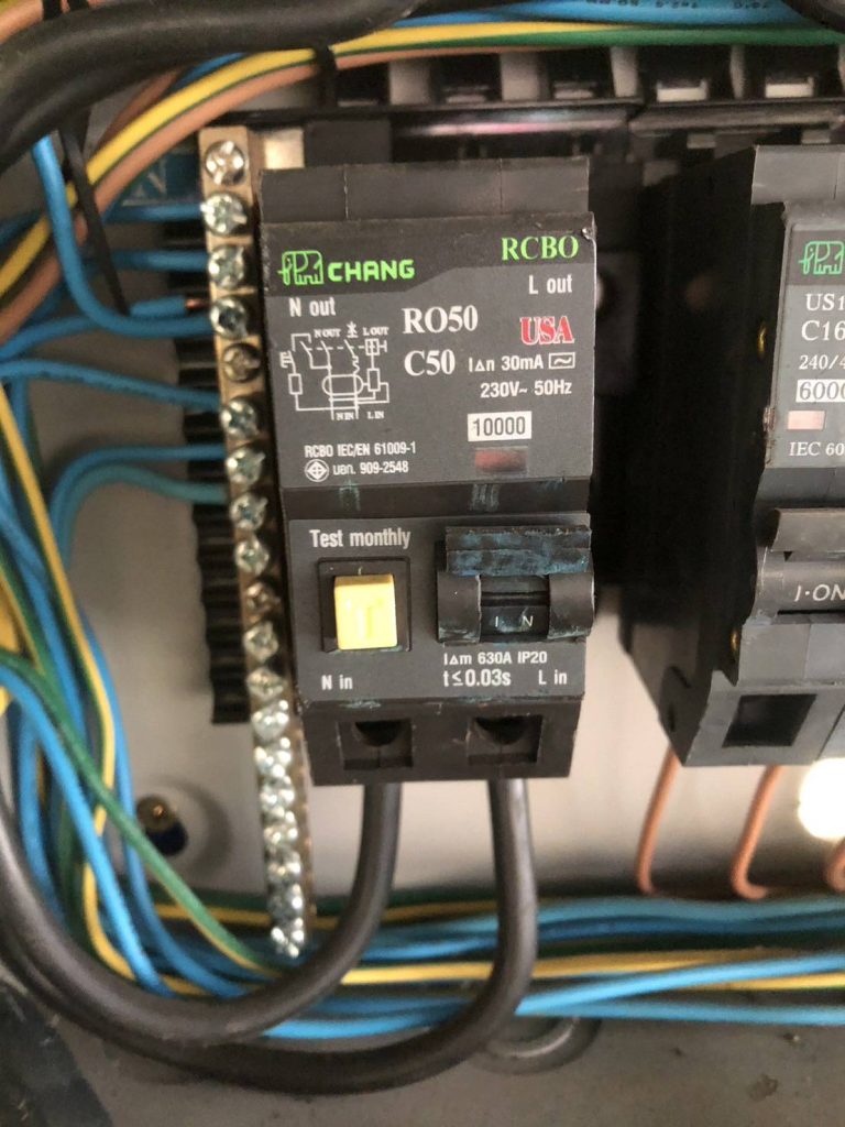 เมนเบรกเกอร์