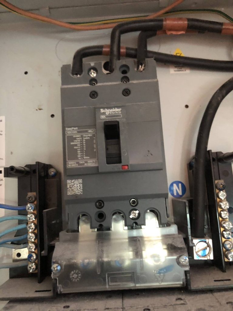 เมนเบรกเกอร์