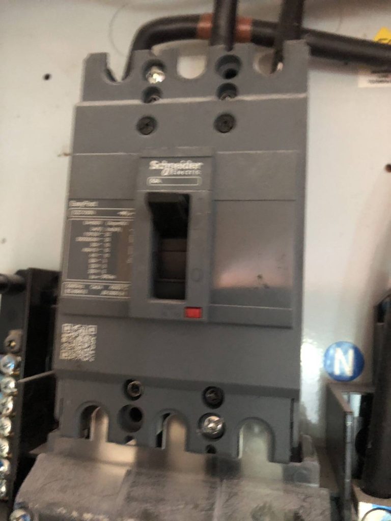 เมนเบรกเกอร์