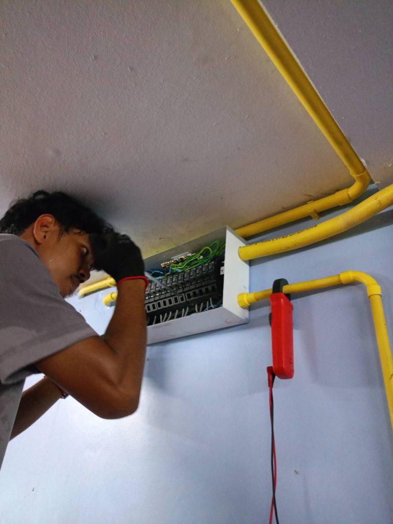 ซ่อมไฟหน้าตู้