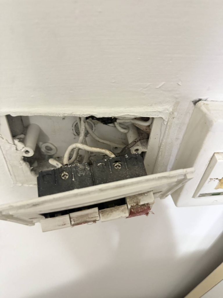 รื้อปลั๊กเช็กสายไฟ