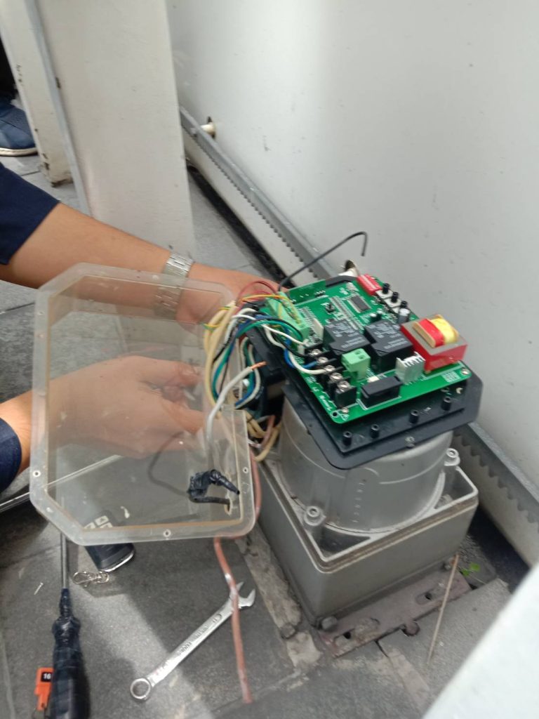 ซ่อมมอเตอร์ประตูรีโมท