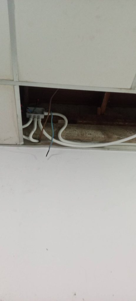 แนวท่อสายไฟบนฝ้า