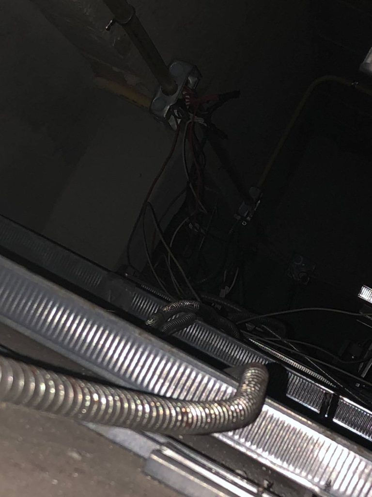 แนวท่อสายไฟบนฝ้า