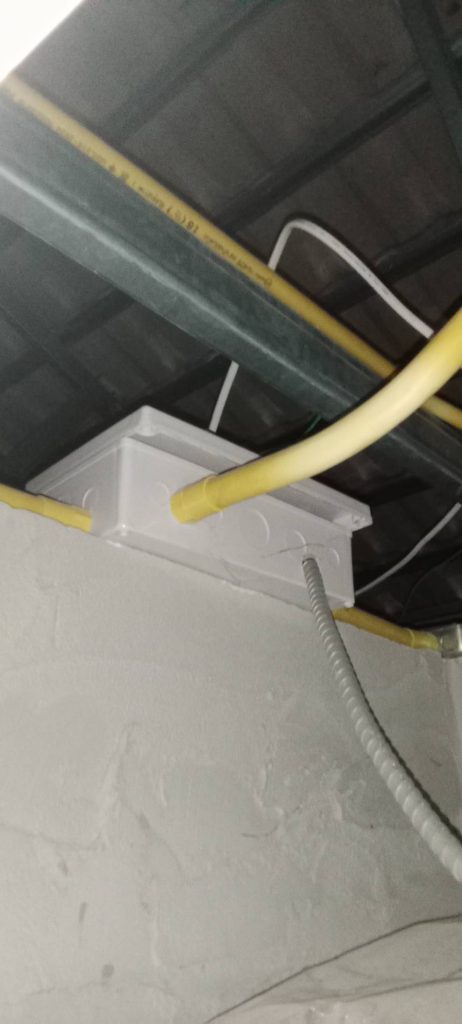 กล่องพักสายบนฝ้า