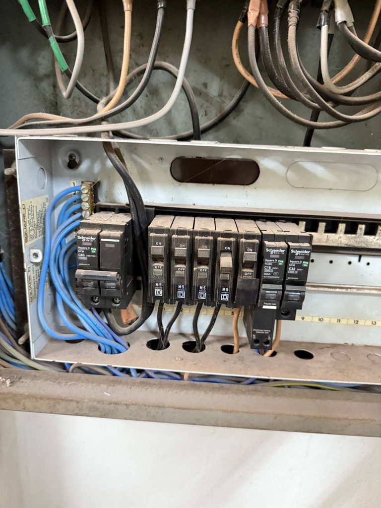 ตู้คอนซูมเมอร์