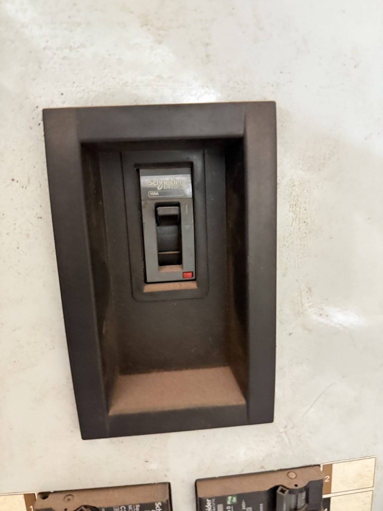 เมนเบรกเกอร์