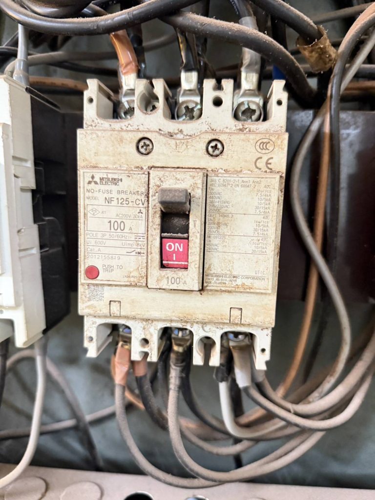 เมนเบรกเกอร์