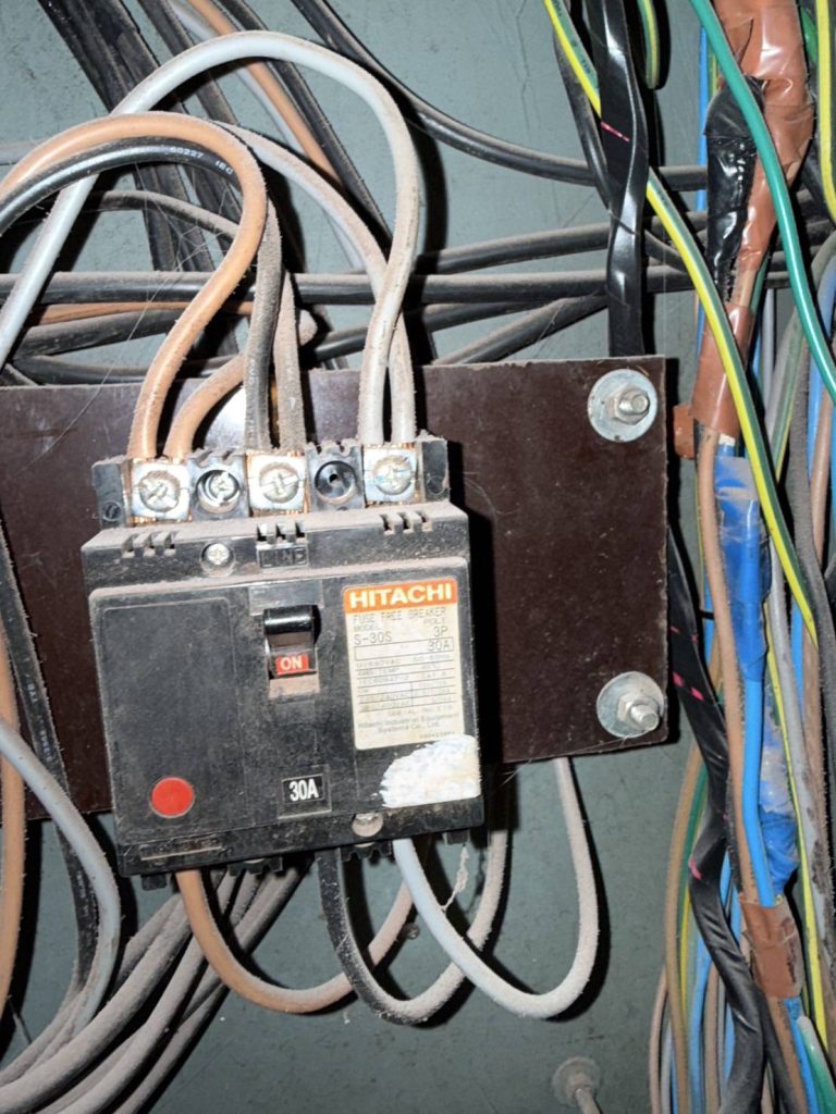 เมนเบรกเกอร์