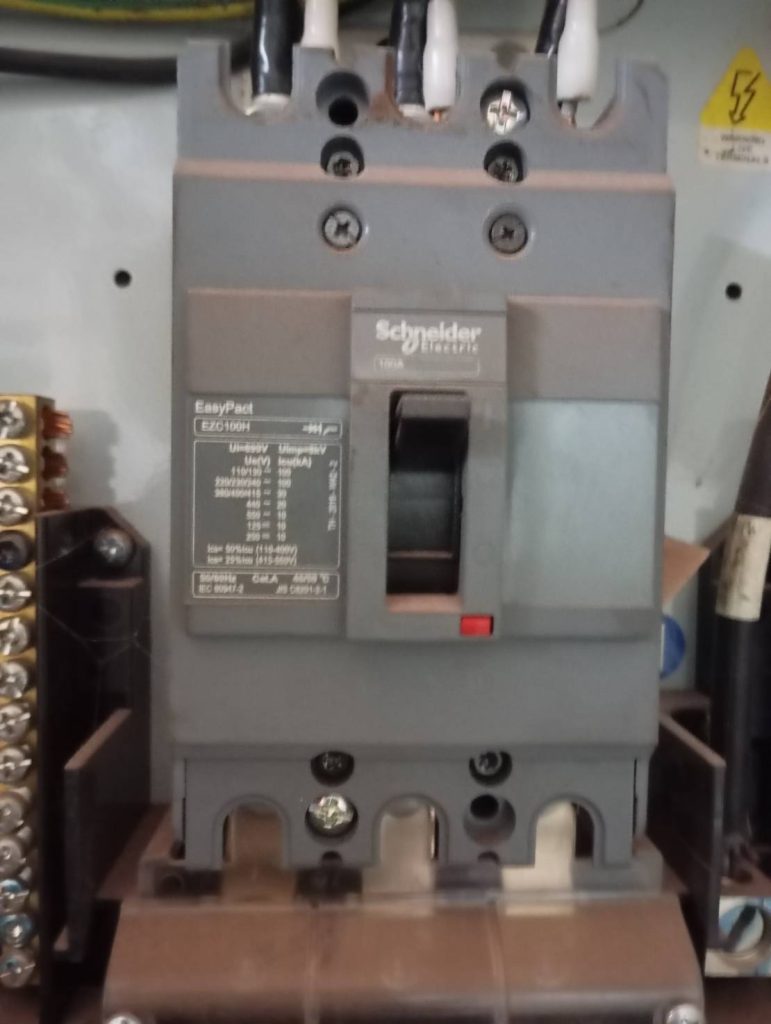 เมนเบรกเกอร์