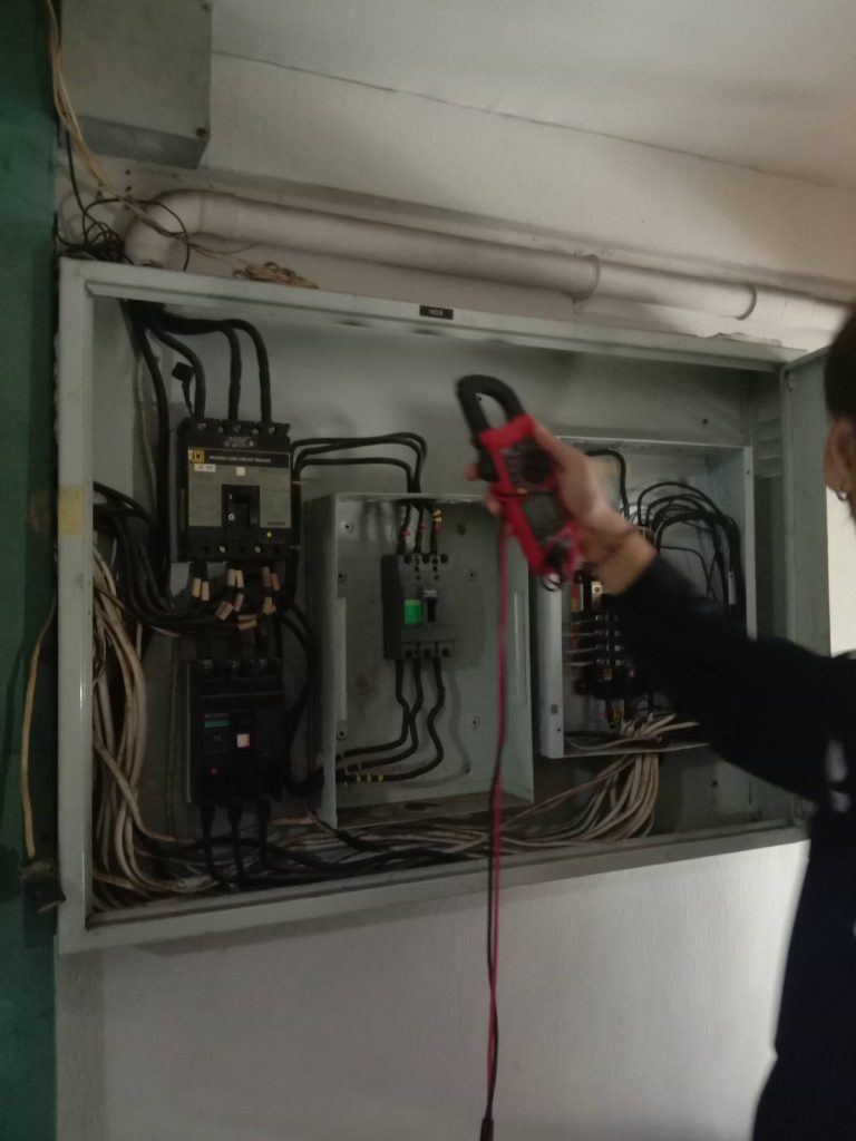 ช่างไฟฟ้าเข้าตรวจเช็ก