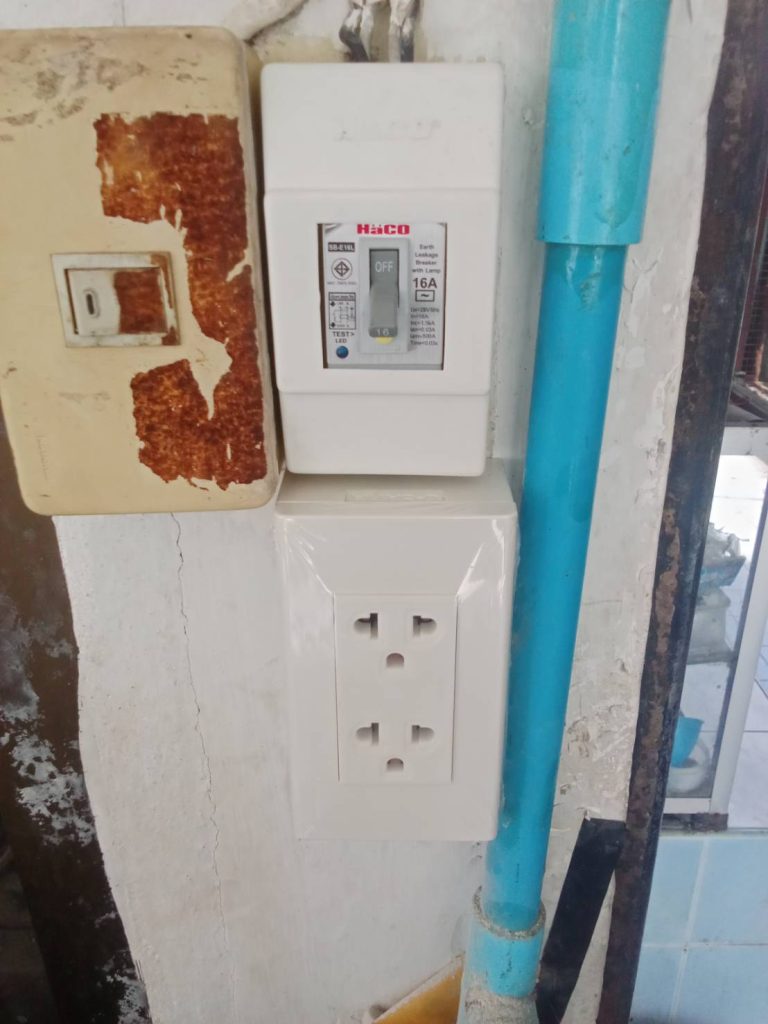 ติดตั้งปลั๊กและเบรกเกอร์